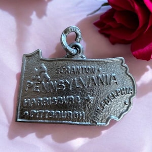 Pendentif carte vintage de Pennsylvanie en argent sterling.  Parfait pour un collier ou un bracelet à breloques.  Représentez votre ville natale ou vos vacances.