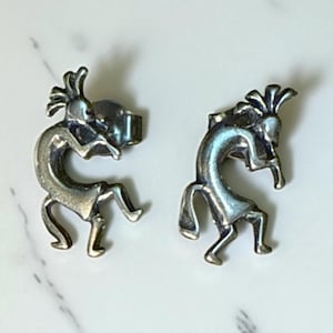 Srebrne kolczyki Kokopelli: biżuteria boho inspirowana rodzimym stylem