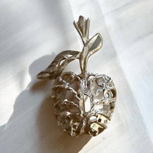 Vintage 14k Yellow Gold Apple Pendant – Textured Openwork Charm – 1.389g – 1990s Teacher Gift or Nature Symbol – 23.3mm Estate Jewelry
