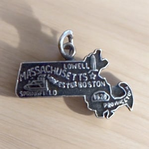 Vintage Sterling Silber Karte von Massachusetts Charm Anhänger.  Perfekt für Kette oder Bettelarmband.  Stellen Sie Ihre Heimatstadt oder Urlaub dar.