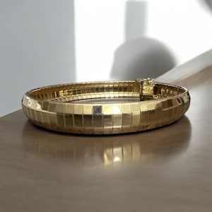 Vintage estate 14 karat 585 yellow gold omega bracelet, flexible bangle.  Perfect for birthday anniversary, wedding, push gift.  1990s