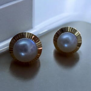 Brincos vintage de pérolas em ouro amarelo 14k com bisel. Presente perfeito para casamento, aniversário ou data comemorativa. Pedra do mês de junho.