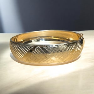Vintage Estate  14K Yellow Gold Hinged Bangle Bracelet.  13.42g Solid 585 Gold. Wide Etched Gold Cuff. Fits 7-Inch Wrist. Perfect Gift