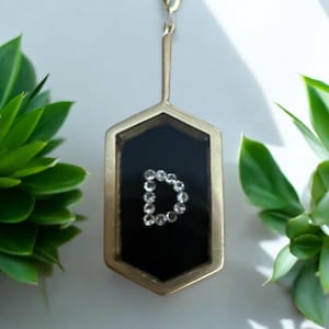 Colgante vintage de los años 80 y 90 con la letra inicial D en oro amarillo de 14 kt 585. Caja con estilo exclusivo con ónix negro y circonitas cúbicas. Regalo de cumpleaños