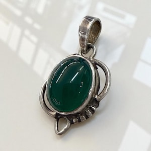 Vintage Sterling Silver Green Onyx Pendant Cabochon Oval Gemstone 12x9.5mm Ornate Frame 2.4g Boho Estate Jewelry Gift.  Southwestern Style