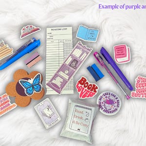 Op de afbeelding: Een verzameling boekenstickers, waaronder een leeslijst, een sticker voor boekliefhebbers en een sticker met de tekst "Het boek was beter". Er zijn ook stickers met vlinders, boeken en een boekenkast.