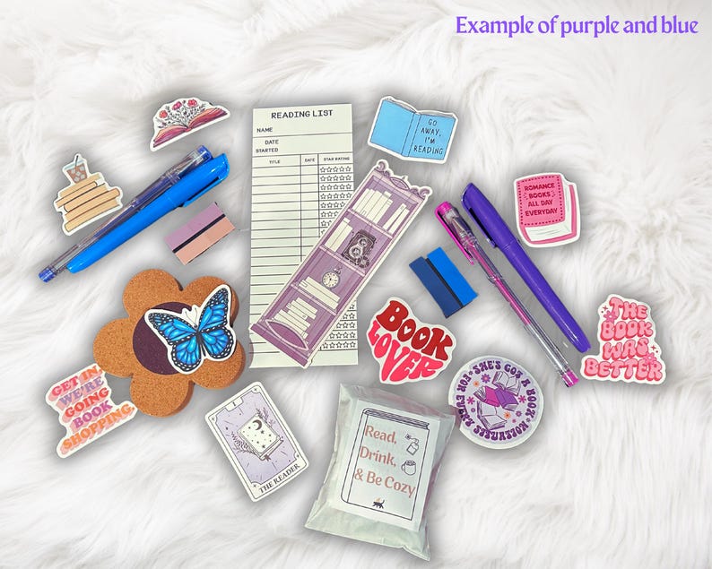 Op de afbeelding: Een verzameling boekenstickers, waaronder een leeslijst, een sticker voor boekliefhebbers en een sticker met de tekst "Het boek was beter". Er zijn ook stickers met vlinders, boeken en een boekenkast.