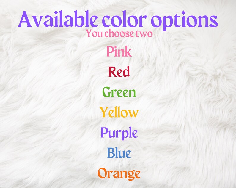 Op de afbeelding: Een witte, pluche achtergrond met de tekst "Available color options" en "You choose two" in paars. De volgende kleuren worden in tekst vermeld: roze, rood, groen, geel, paars, blauw en oranje.