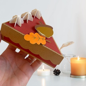 SVG カット ファイル パンプキン パイ スライス フェイバー ボックス – 秋と感謝祭に最適 – DIY フェイバー ボックス SVG ファイル