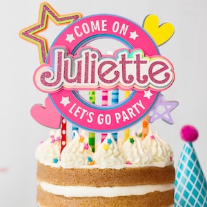 ピンク ガール ケーキ トッパー SVG、ピンク ドール ケーキ トッパー、ピンク ドール アドベンチャー バースデー ケーキ トッパー SVG / フォント & SVG アルファベット付属