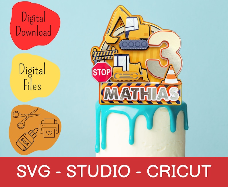K&ouml;nnte beinhalten: Ein Tortenaufsatz mit Baumaschinen, einem Stoppschild und dem Namen "Mathias" mit der Zahl "3". Der Aufsatz ist gelb, silber und schwarz, auf einem wei&szlig;en und blauen Kuchen. Die W&ouml;rter "Digitaler Download" und "Digitale Dateien" sind ebenfalls sichtbar.