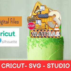 K&ouml;nnte beinhalten: Ein gr&uuml;ner Kuchen mit einem Bau-Themen-Topper. Der Topper zeigt einen gelben Bagger, ein Stoppschild und den Namen "Mathias". Die Zahl "3" ist ebenfalls enthalten. Die Worte "Digital Files" und die Logos von Cricut und Silhouette sind sichtbar.