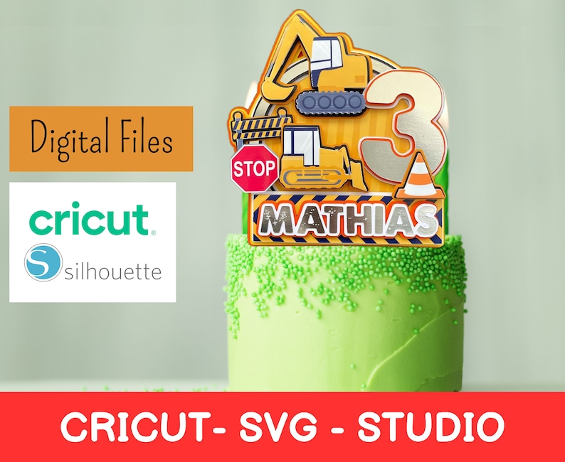 K&ouml;nnte beinhalten: Ein gr&uuml;ner Kuchen mit einem Bau-Themen-Topper. Der Topper zeigt einen gelben Bagger, ein Stoppschild und den Namen "Mathias". Die Zahl "3" ist ebenfalls enthalten. Die Worte "Digital Files" und die Logos von Cricut und Silhouette sind sichtbar.