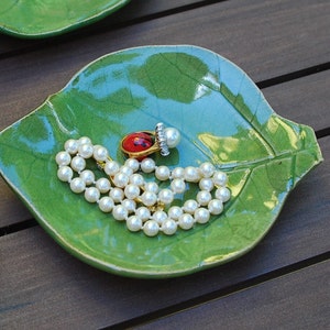 Ring dish, Ladybug dish, Ceramic ring dish, Leaf ring holder, Ceramic jewelry dish, Ring holder, Ring dish, Leaf dish, Trinket dish, Wedding