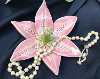 Ring dish, Lily ring holder, Flower ring holder, Ceramic jewelry dish, Ring holder, Engagement ring holder, Brial party gifts, Lily