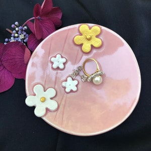 Ring dish, Trinket dish, Ceramic ring dish, Flower ring holder, Ceramic jewelry dish, Ring holder, Ring dish, Jewelry holder