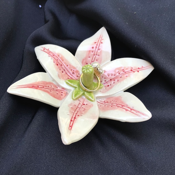 Ring dish, Lily ring holder, Flower ring holder, Ceramic jewelry dish, Ring holder, Engagement ring holder, Brial party gifts, Lily