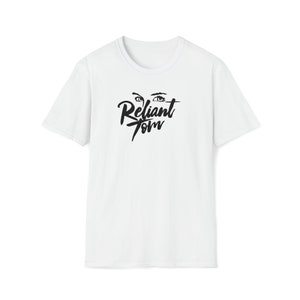 Puede incluir: Una camiseta blanca con cuello redondo con el texto negro "Reliant Tom" en una escritura estilizada, con un par de ojos encima del texto. La camiseta está hecha de un material suave.