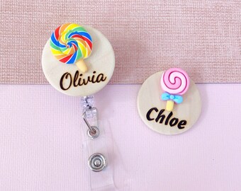 Namensschildhalter aus Holz in Lutscherform: Personalisiertes Pflegeaccessoire