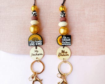 Personalisiertes Lehrer-Lanyard mit Sonnenblumen-Anhänger und Holzperlen – Lanyard mit individuellem Namen und Perlen