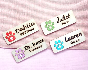 Namensschild aus Holz mit Pfotenabdruck: Personalisiertes Namensschild für Tierarzt/Tierärztin