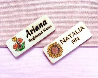 Namensschild aus Holz mit Blumenmuster: Personalisiertes Sonnenblumen- und Tulpenmotiv für Krankenschwestern