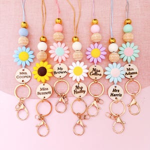 Grote madeliefjebloem gepersonaliseerde naam sleutelhanger sleutelkoord, sleutelkoord kantoor-ID, sleutelkoord, cadeau voor leraar, leraar geschenken, aangepaste naamsleutelkoord