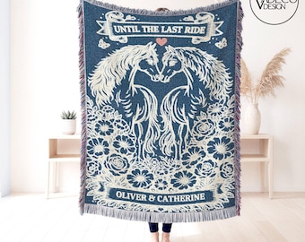 Manta tejida con diseño de pareja de caballos, manta personalizada para regalo de despedida de soltera, manta tejida de algodón con nombres de pareja estilo cottagecore, regalos de boda