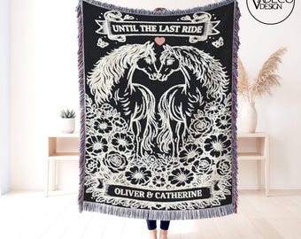 Manta tejida con diseño de pareja de caballos, manta personalizada para regalo de despedida de soltera, manta tejida de algodón con nombres de pareja estilo cottagecore, regalos de boda