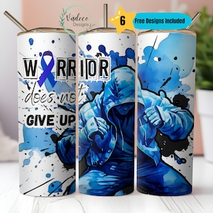 Puede incluir: Un vaso blanco con un diseño de acuarela azul y una cinta azul. El vaso tiene el texto "Warrior does not give up" en él. El vaso está decorado con una ilustración azul y negra de una persona con una sudadera con capucha.