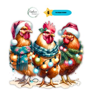 Puede incluir: Tres pollos con gorros de Papá Noel y bufandas están decorados con luces de Navidad. Los pollos están de pie sobre un fondo blanco. La imagen incluye el texto "Vadeco Designs" y "6 Free Designs Included".
