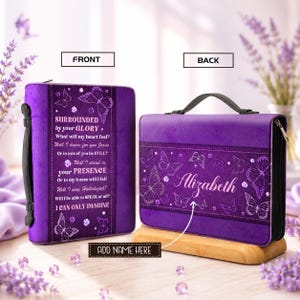 Può includere: Una custodia per Bibbia viola con un motivo a farfalle e il testo "SURROUNDED by your GLORY" sul davanti, con il nome "Alizabeth" stampato sul retro. La custodia include una maniglia nera, una chiusura a zip e una finitura testurizzata.