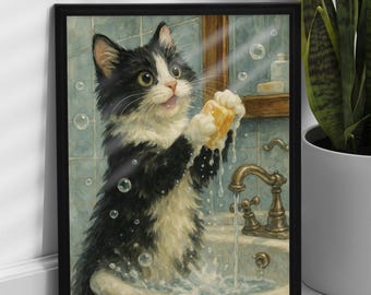 Könnte beinhalten: Gerahmter Druck einer schwarz-weißen Katze, die sich in einem Vintage-Badezimmer wäscht. Die Katze hält ein Stück Seife, umgeben von Blasen und Wasser. Das Badezimmer hat blaue Fliesen und einen Messinghahn.