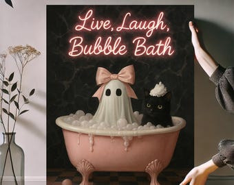 Pode incluir: Uma impressão extravagante com uma banheira rosa com pés de leão cheia de bolhas. Um fantasma com um laço rosa e um gato preto com um chapéu de banho de bolhas estão na banheira. A placa de néon acima diz "Live, Laugh, Bubble Bath."