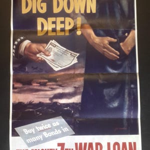 Op de afbeelding: Vintage propagandaposter met de tekst "DIG DOWN DEEP!" in gele letters. De afbeelding toont een persoon die obligaties overhandigt. De onderkant van de poster luidt "THE MIGHTY 7TH WAR LOAN".