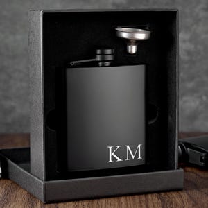 Black Engraved Hip Flask – Custom Barware Gift for Dad, Groomsmen, and Best Men, Ideal for Weddings, Anniversaries, and Birthdays