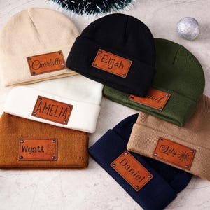 Bonnet personnalisé, Bonnet personnalisé pour nouveau-né avec écusson, Bonnet unisexe pour enfant, Bonnet pour adulte avec nom, Chapeaux d'hiver assortis pour toute la famille