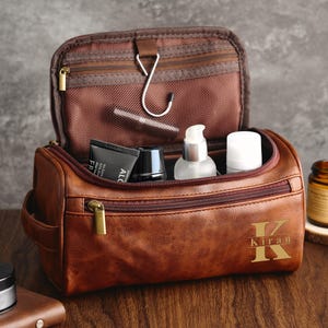Sac de voyage en cuir gravé pour homme - Trousse de toilette unique pour garçons d'honneur, cadeau parfait pour lui - Un compagnon de voyage indispensable pour toujours