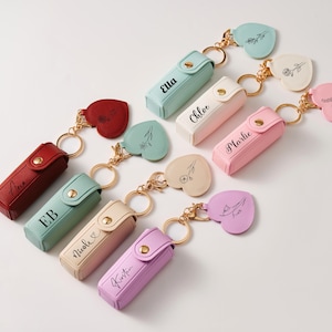 Gegraveerde lippenstiftsleutelhanger, op maat gemaakte lippenbalsemhouder van PU-leer met spiegel