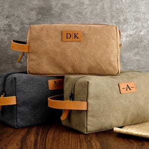 Kit Dopp en toile gravée pour homme, trousse de toilette de voyage personnalisable, proposition de garçon d'honneur parfaite, design durable et élégant pour lui