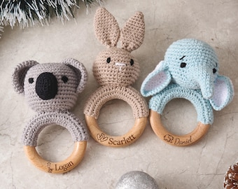 Sonajero de animal de ganchillo personalizado para bebé, juguete de anillo de madera grabado