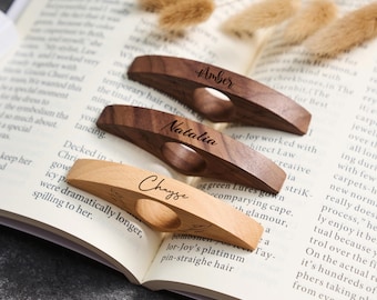Custom Wooden Thumb Ring Book Holder, Personalized Name Bookmark with Birth Flower Design, Ideal Book Lover Gift for Birthday or Christmas