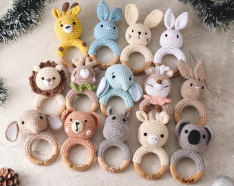 Personalized Crochet Animal Rattle with Baby Name – Wooden Teether Toy for Newborn, Custom Baby Shower Gift, Soothing Gift for Nephew, Niece