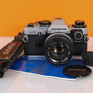 オリンパス OM10 SLR 35 mm フィルムカメラ、f/1.8 50 mm オリンパス OM10 SLR 35 mm フィルムカメラ、f/1.8 50 mm