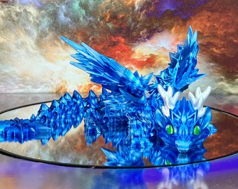 Baby Winter Dragon: design Cinderwing, drago ghiacciato blu e bianco