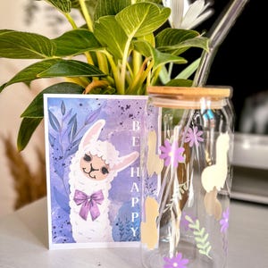 Personalisierte Glas-Tasse mit Bambusdeckel & Glastrinkhalm – Süßes Alpaka-Design mit Blumen, Glaskaffeebecher, Alpaka Bundel mit Postkarte