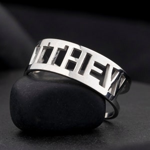 Anillo de grabado de nombre para hombres, anillo hecho a mano para hombres, regalo para él, plata de ley 925K, anillo de grabado personalizado, anillo personalizado de hombres de 925K