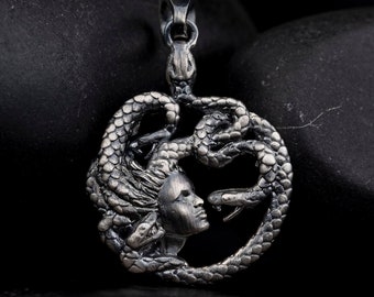 Halsband med Medusa-ormhänge i sterlingsilver, handgjorda herrsmycken
