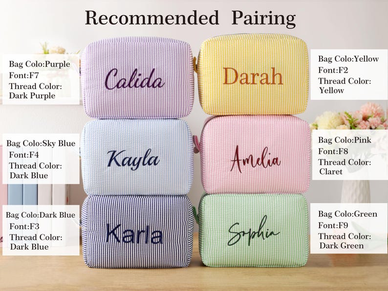 K&ouml;nnte beinhalten: Sechs personalisierte Kosmetiktaschen in verschiedenen Farben, darunter Lila, Gelb, Himmelblau, Rosa, Dunkelblau und Gr&uuml;n. Jede Tasche hat einen Namen in einer Kontrastfarbe gestickt. Der Text "Recommended Pairing" steht oben.