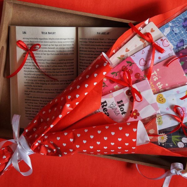 Bookmark Bouquet, book bookquet, bookish bouquet, valentine's day bouquet, handmade bouquet, book lover bouquet,customised bookmark bouquet
